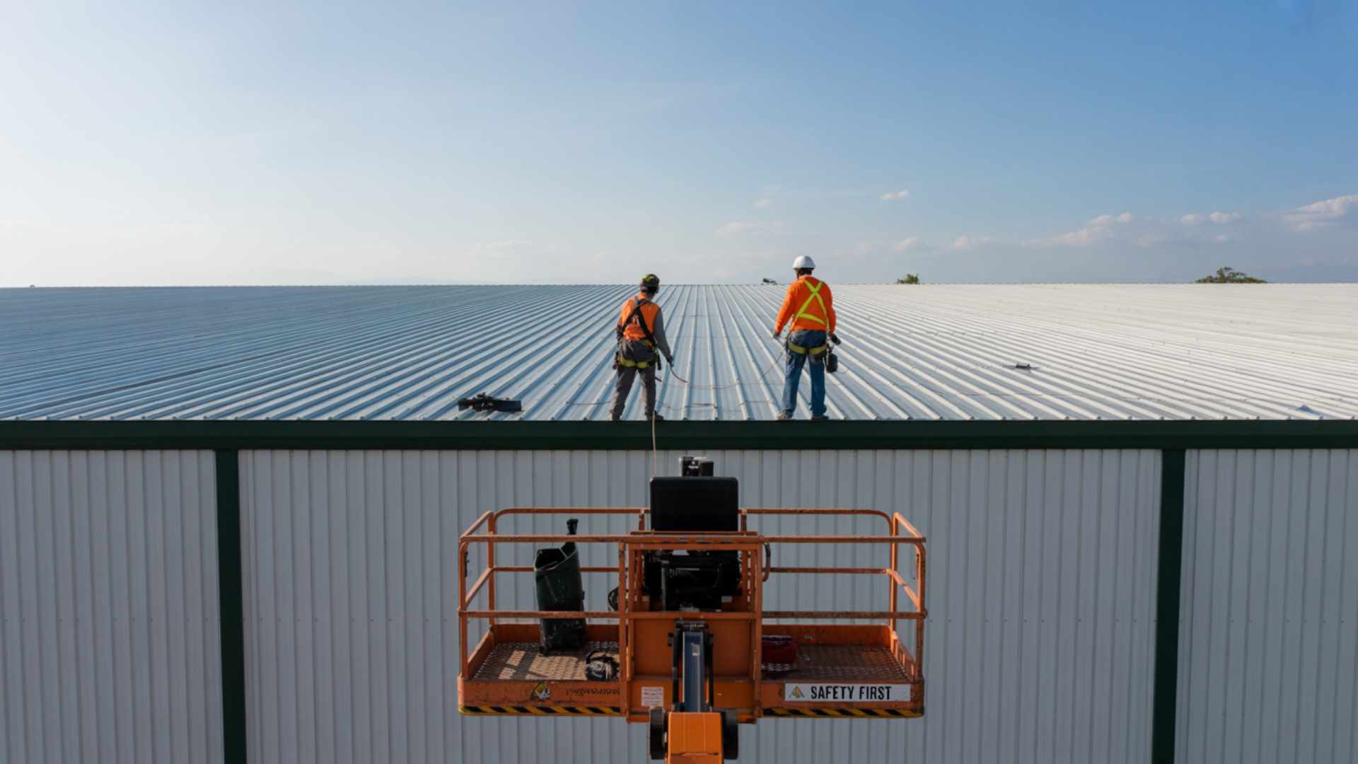 Maintanance of warehouse roof in Dubai